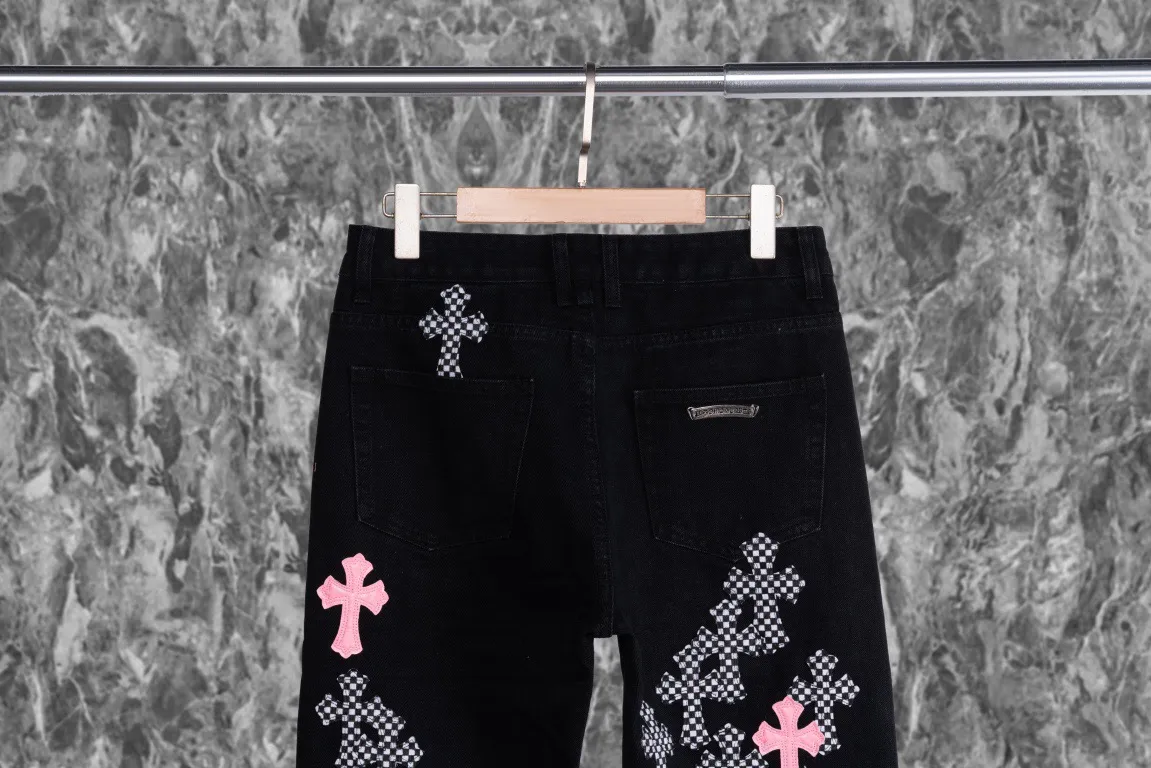 P230 running volume Chrome Hearts cherry blossom pink checkerboard cross patchwork leather jeans, original 5W+ It is known that chromehearts jeans will use vintage Levis jeans as the base plate for creation. They usually add their own unique silver buckles and silver ornaments, plus patchwork leather embellishments. This is the reason why the value of these vintage jeans doubles, because the base plate is Vintage jeans, jeans themselves have become very soft and comfortable after years of baptism, which can be distinguished from ordinary jeans. You should also refer to the pants data for size. Style number: 1808# Color: black pants cherry blossom pink Size: 28 30 32 34 28 Waist 86 Hips 100 Pants length 102 30 Waist 90 Hips 104 Pants length 104 32 Waist 94 Hips 108, pants length 106 34, waist 98, hips 112, pants length 110